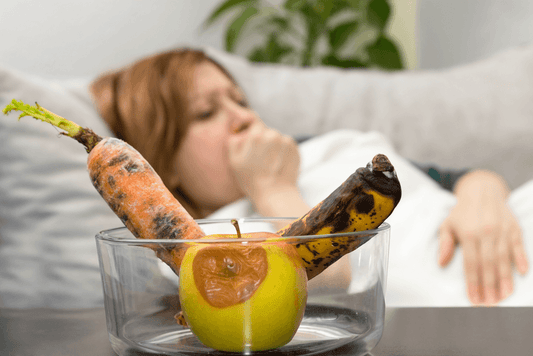 Mujer enferma tras intoxicación alimentaria por consumir alimentos en mal estado; importancia de Pisalak para recuperar la salud intestinal.