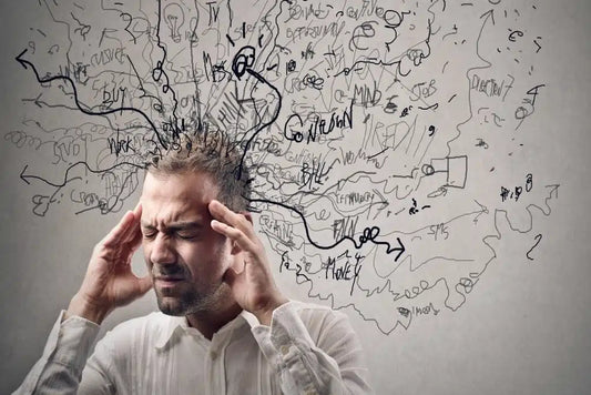 Hombre con estrés y ansiedad representados por pensamientos desordenados, ilustrando cómo los probióticos como Pisalak pueden apoyar la salud mental